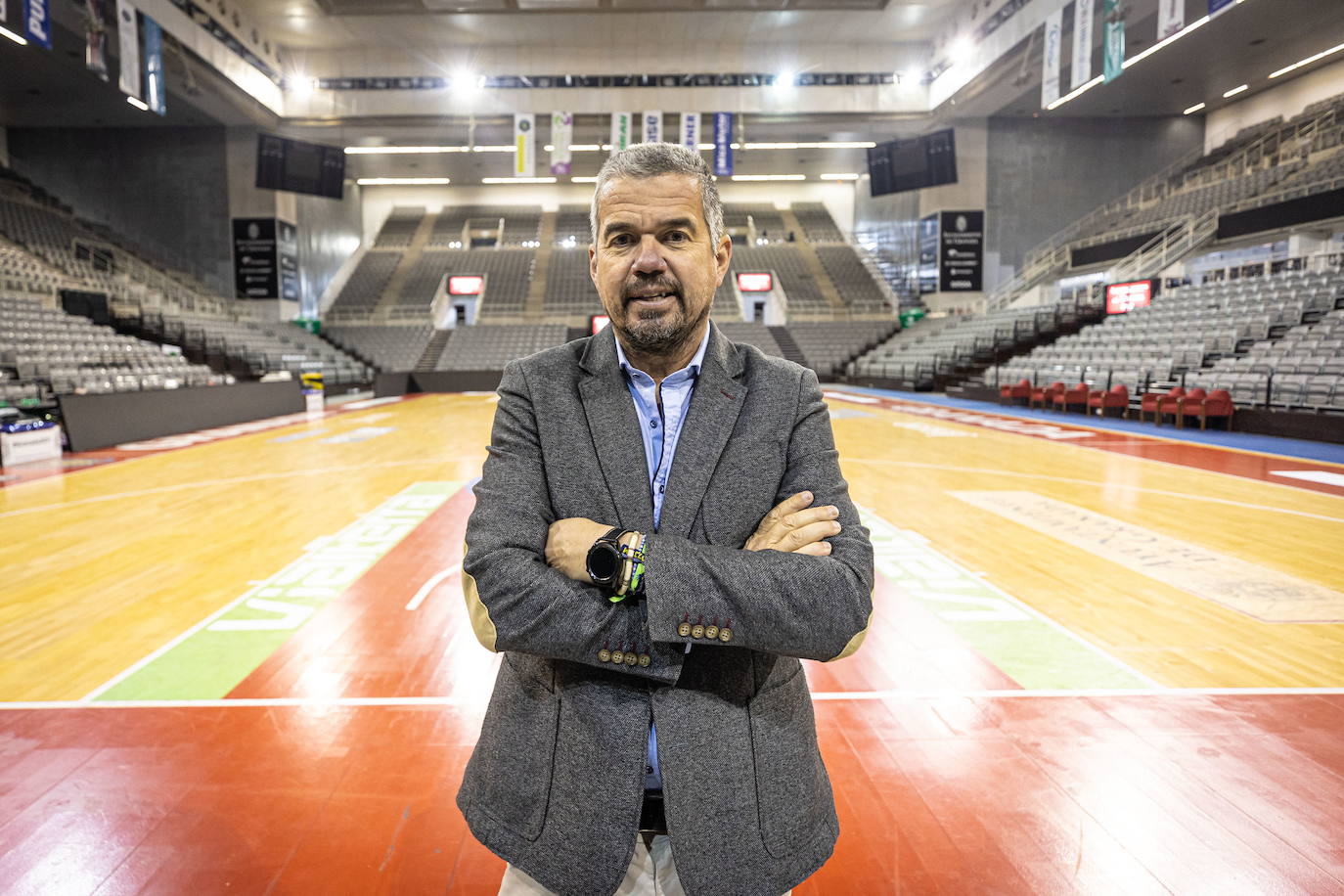 Carlos Díaz posa en el Palacio de los Deportes, satisfecho por la capacidad organizativa demostrada por los gestores municipales durante la Copa del Rey de baloncesto.