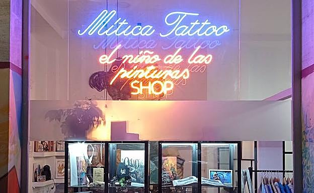 Mítica Tattoo y el niño de las pinturas shop lo mismo vale para llevarte un corazón de tinta en el brazo que un grafiti en una lámina.