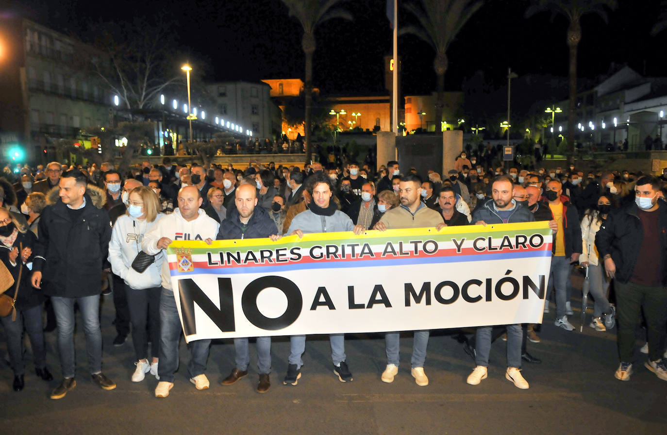 Concentración de vecinos en Linares en contra de la moción de censura. 