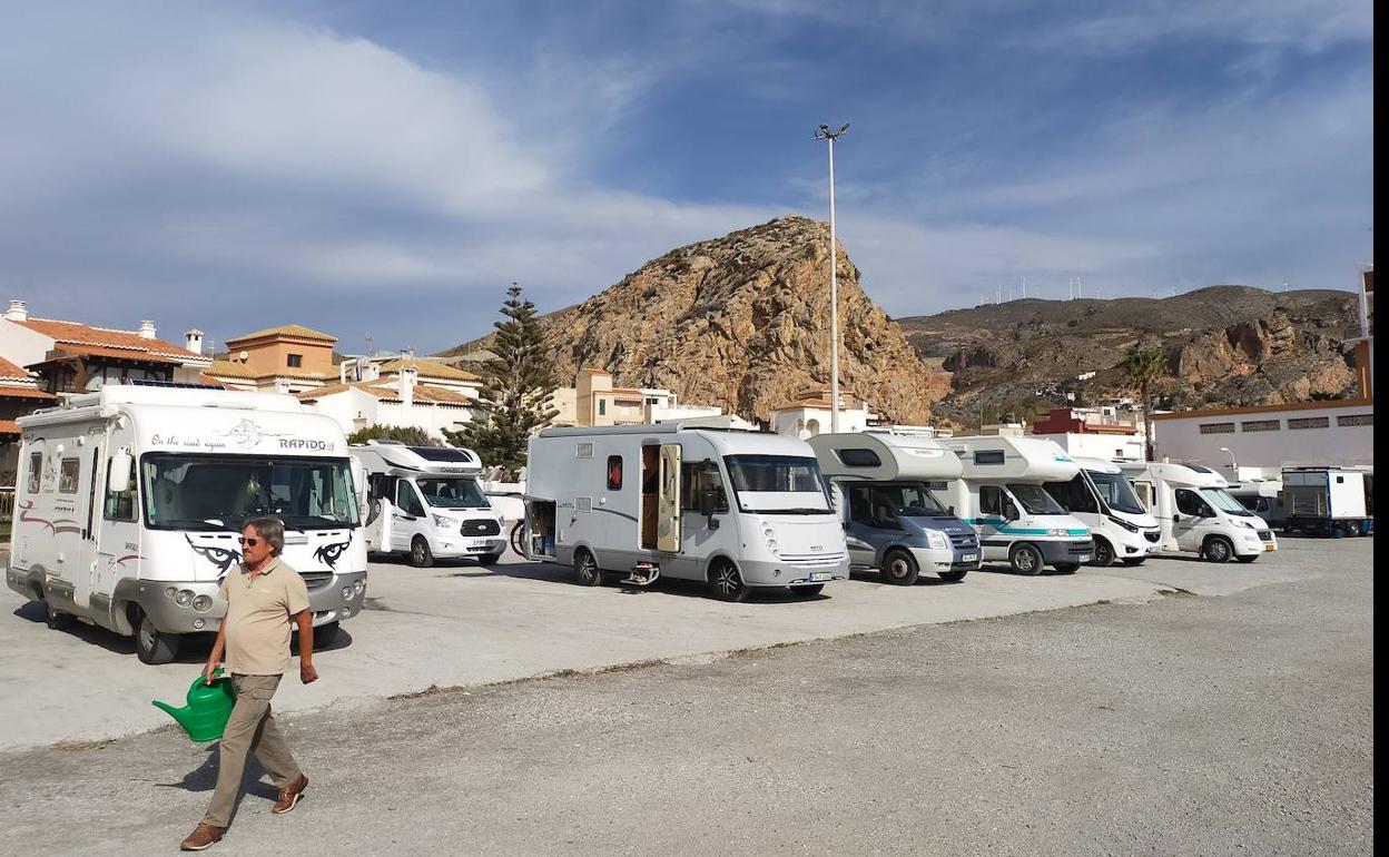 Calahonda refuerza el control para evitar que las caravanas acampen en la playa