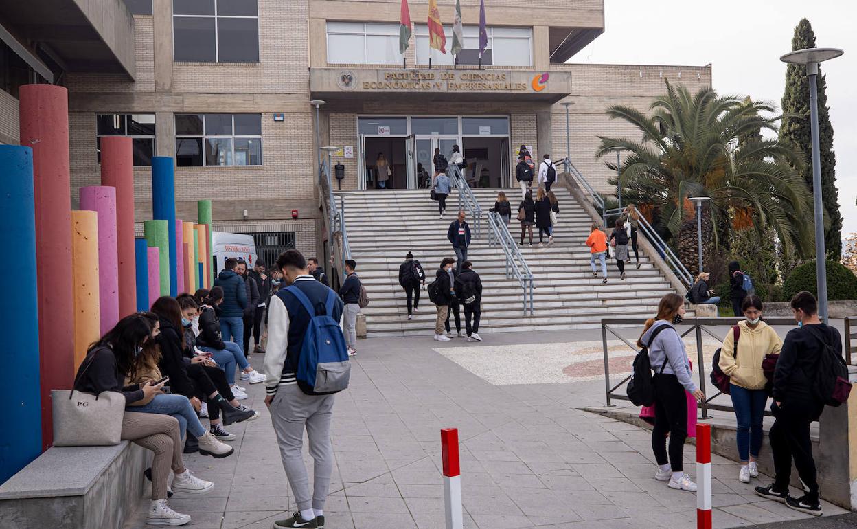 Estudiantes en la Facultad de Ciencias Empresariales. 