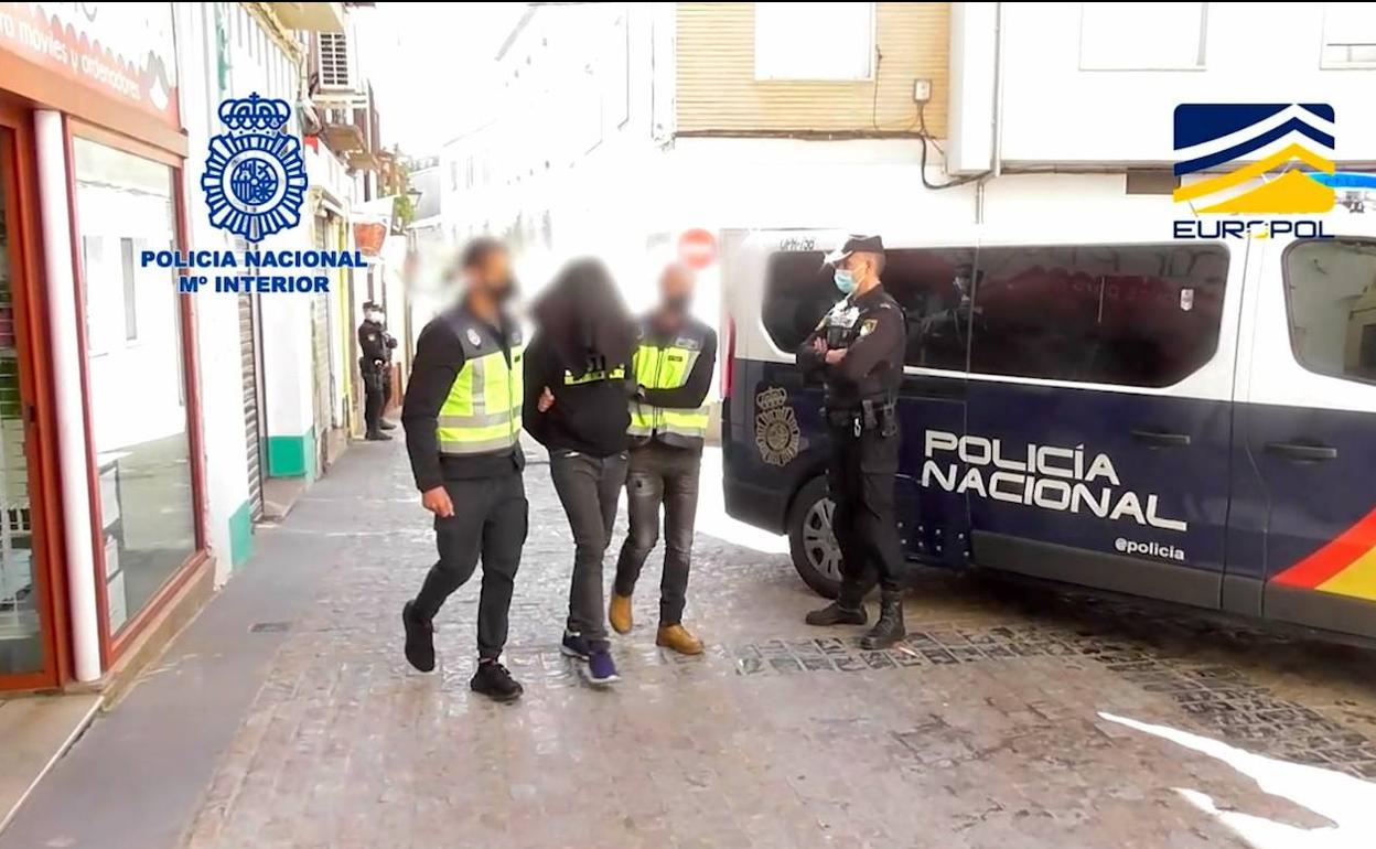 Momento de la detención de uno acusados en Úbeda. 