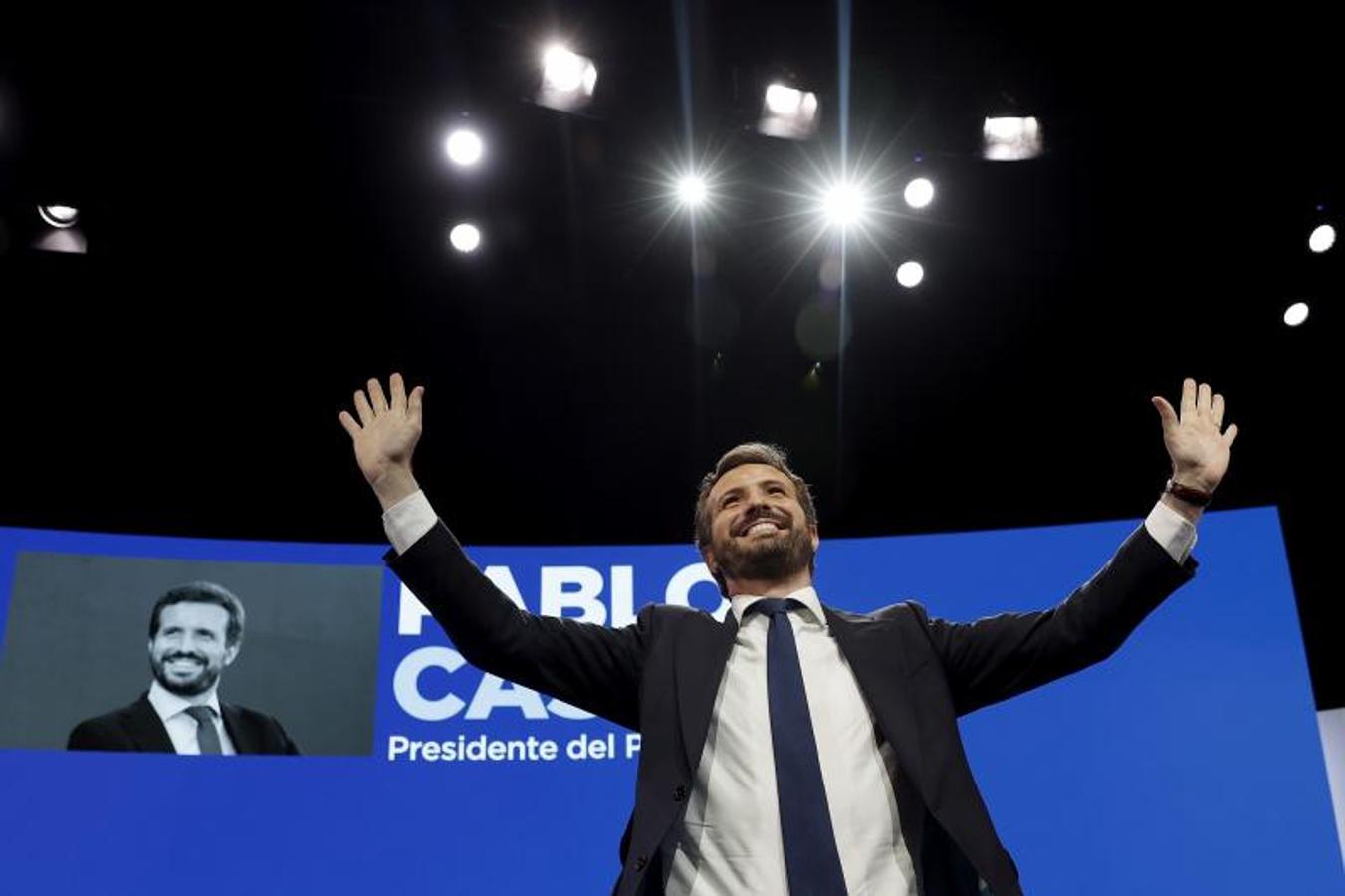 Casado saluda en su despedida en el Congreso del PP.