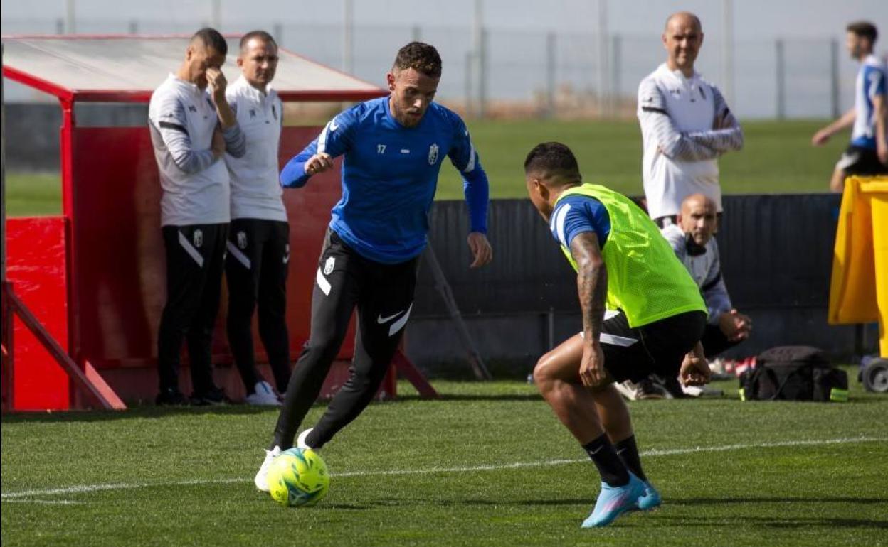 Quini intenta regatear a Darwin Machís en el entrenamiento de ayer. 