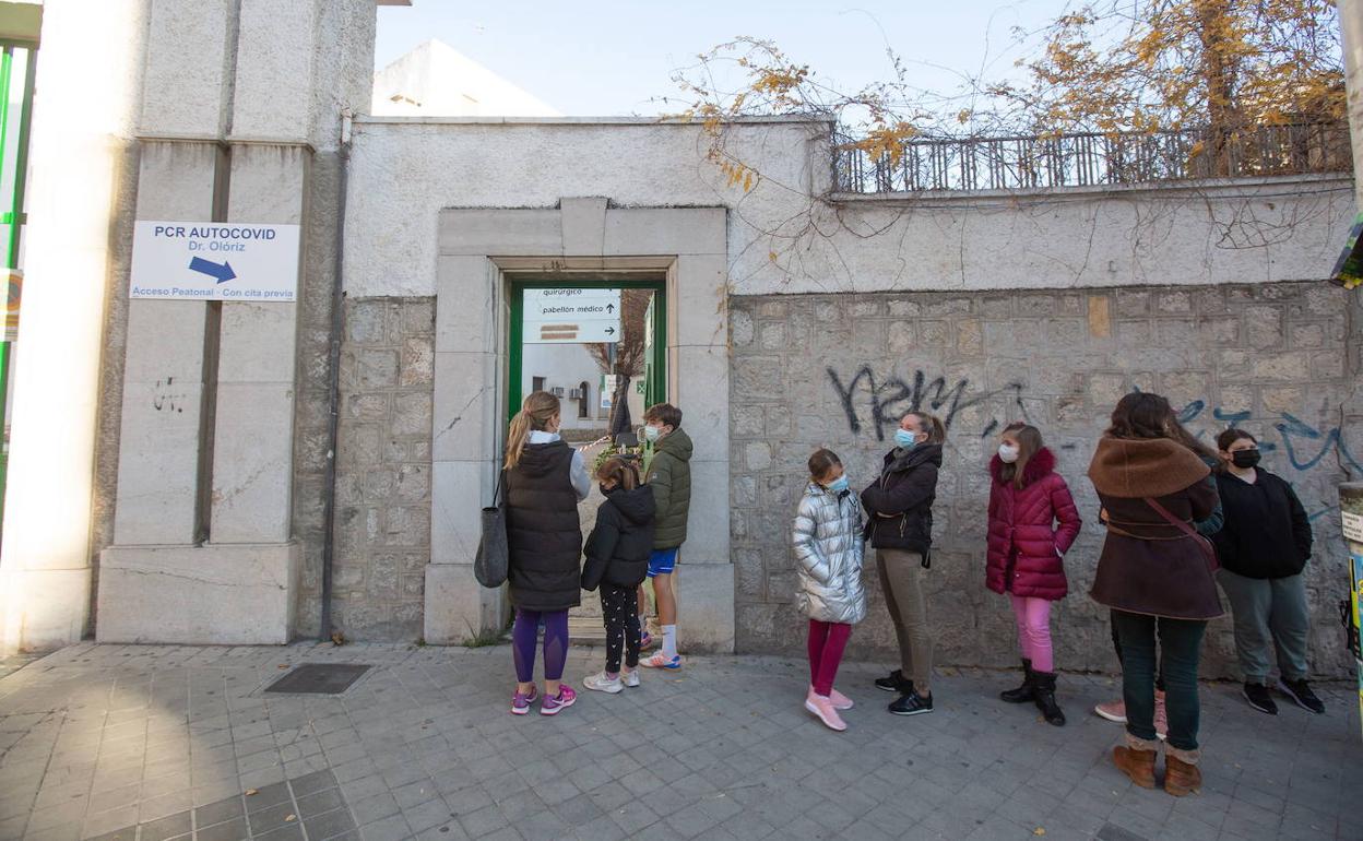 Niños esperan su turno para vacunarse contra la covid-19. 