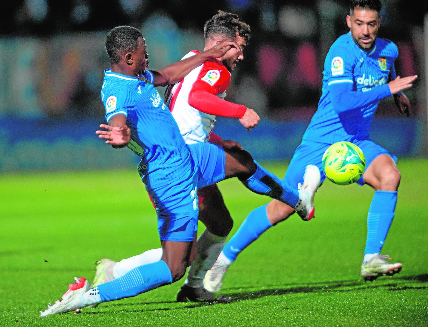 Disputa en una jugada del partido jugado en la primera vuelta en Fuenlabrada.