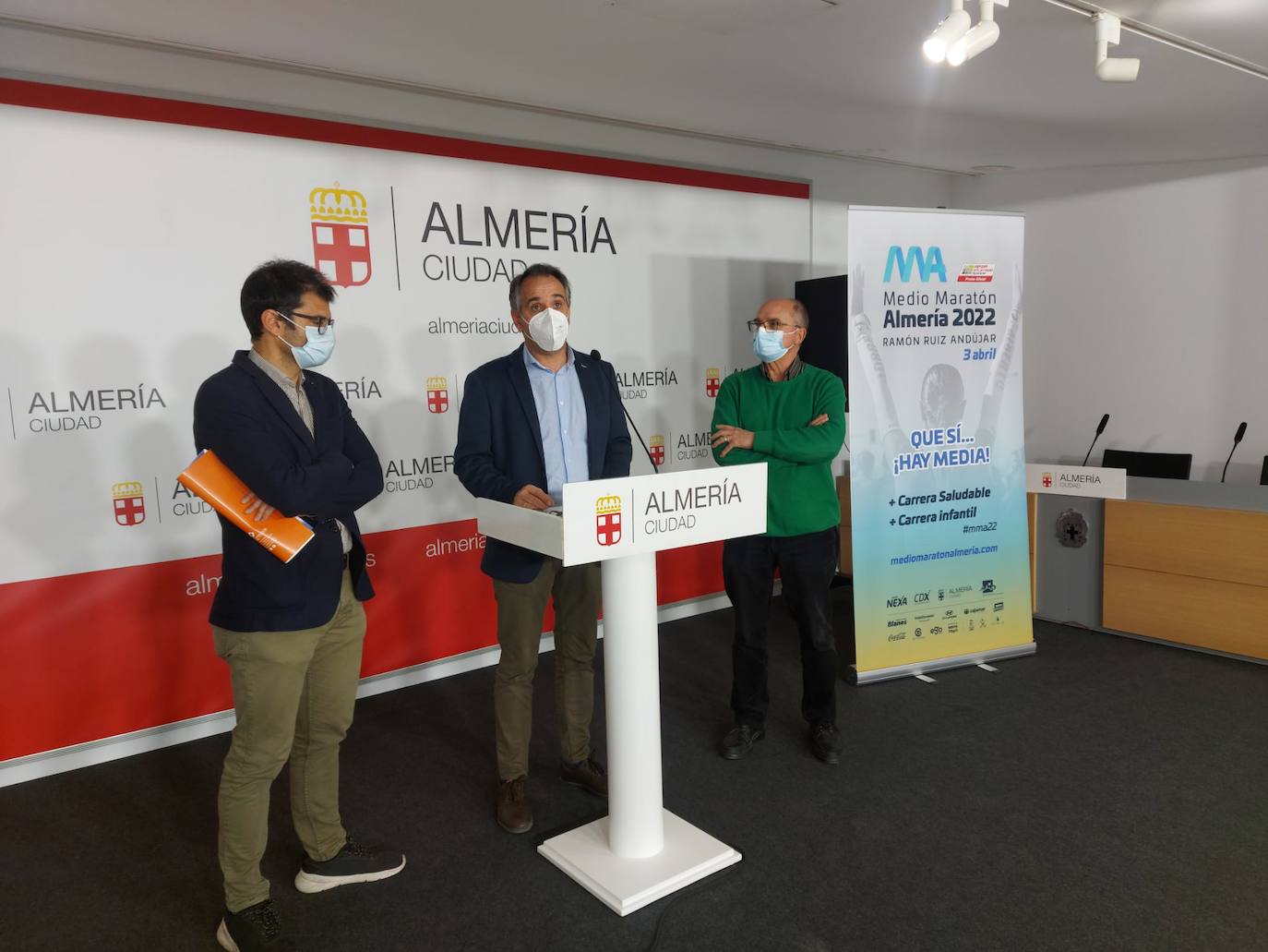 El concejal de Deportes, Juan José Segura, junto a los representantes de Grupo Nexa y Asociación Amigos María Hija de Sión. 
