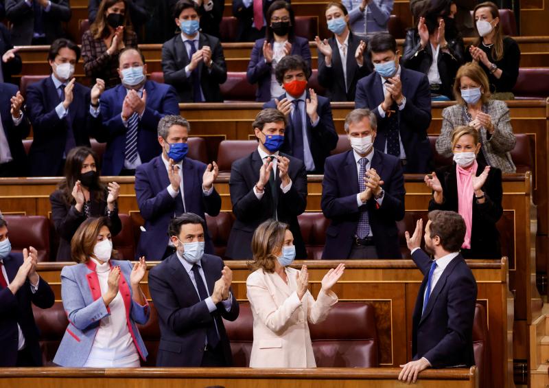 Casado agradece a la bancada popular su aplauso en su despedida.