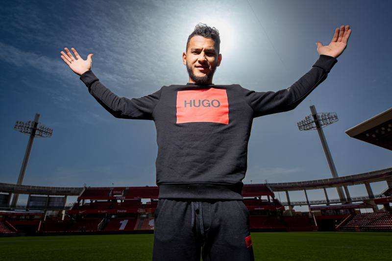 Luis Suárez abre los brazos desde el césped del estadio. 