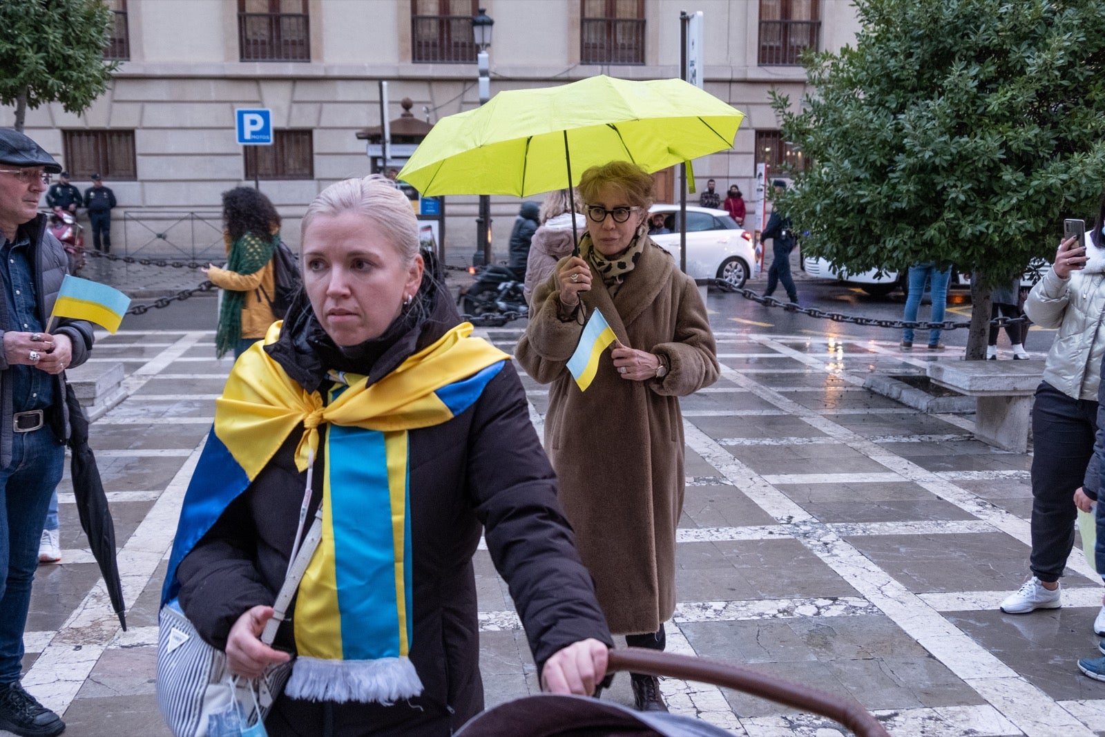 Numerosos ucranianos y también vecinos de la capital se han dado cita en la tarde de este viernes para gritar contra la invasión de Putin