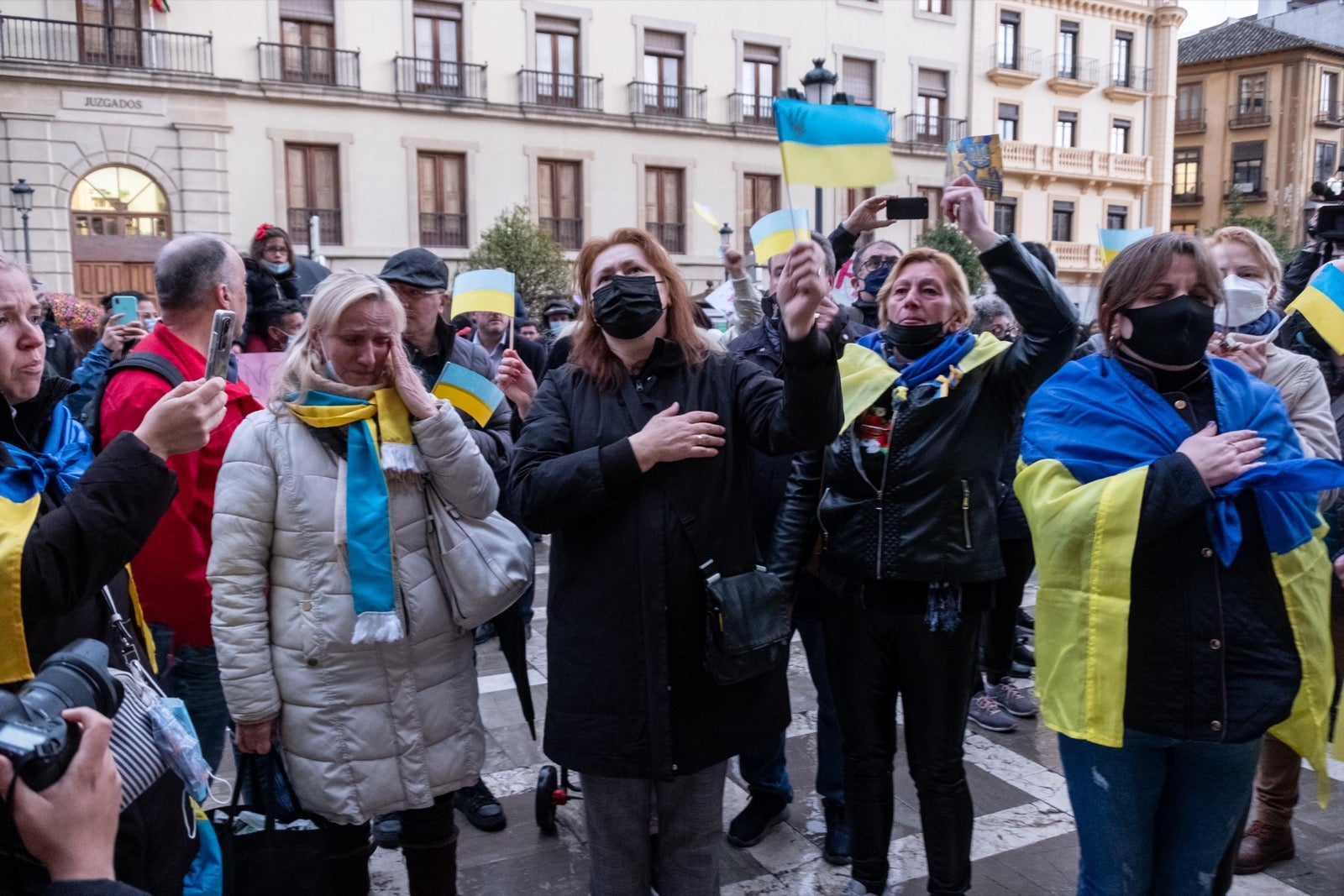 Numerosos ucranianos y también vecinos de la capital se han dado cita en la tarde de este viernes para gritar contra la invasión de Putin