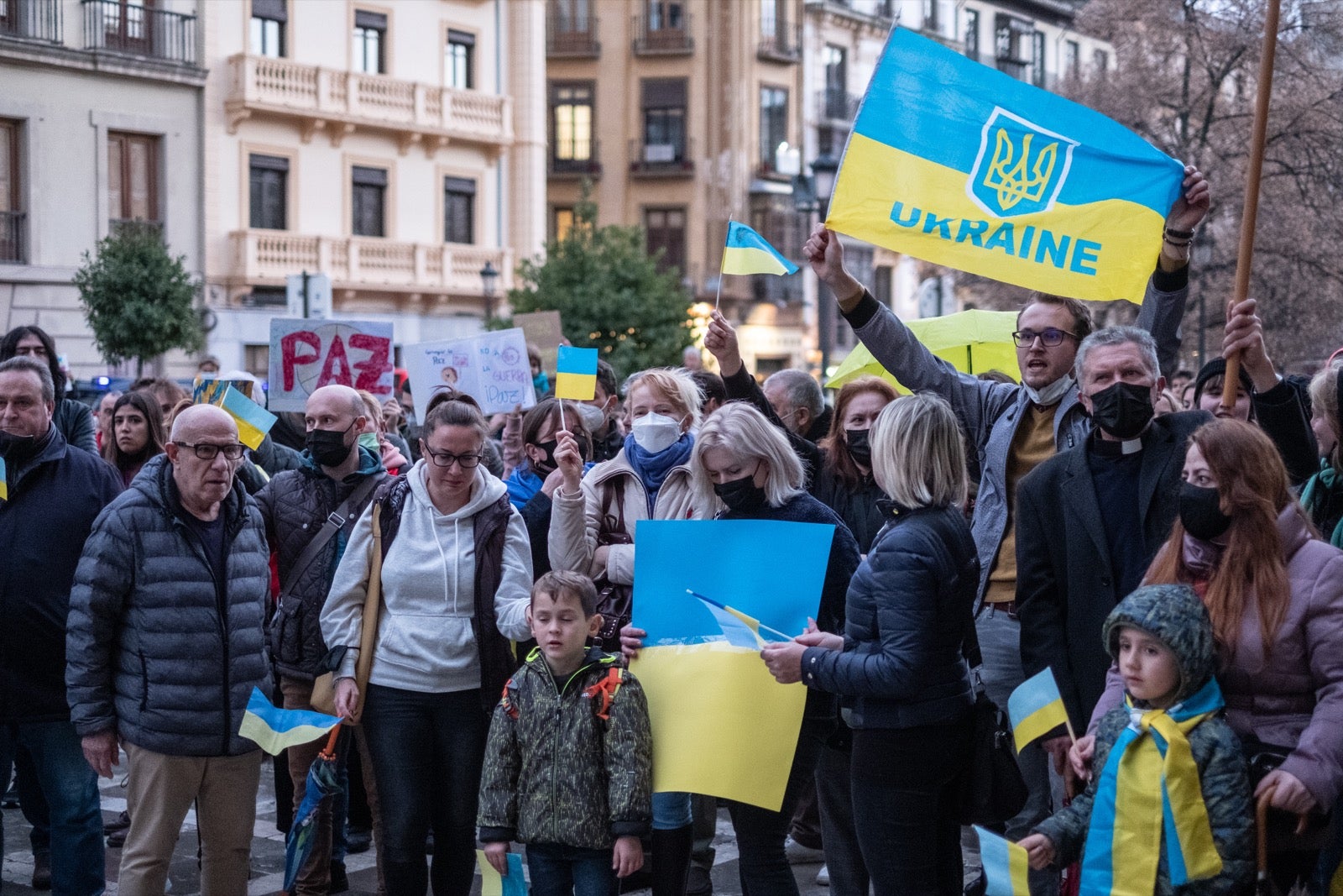 Numerosos ucranianos y también vecinos de la capital se han dado cita en la tarde de este viernes para gritar contra la invasión de Putin