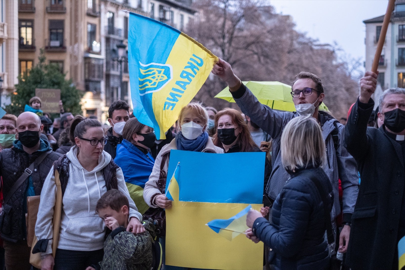 Numerosos ucranianos y también vecinos de la capital se han dado cita en la tarde de este viernes para gritar contra la invasión de Putin