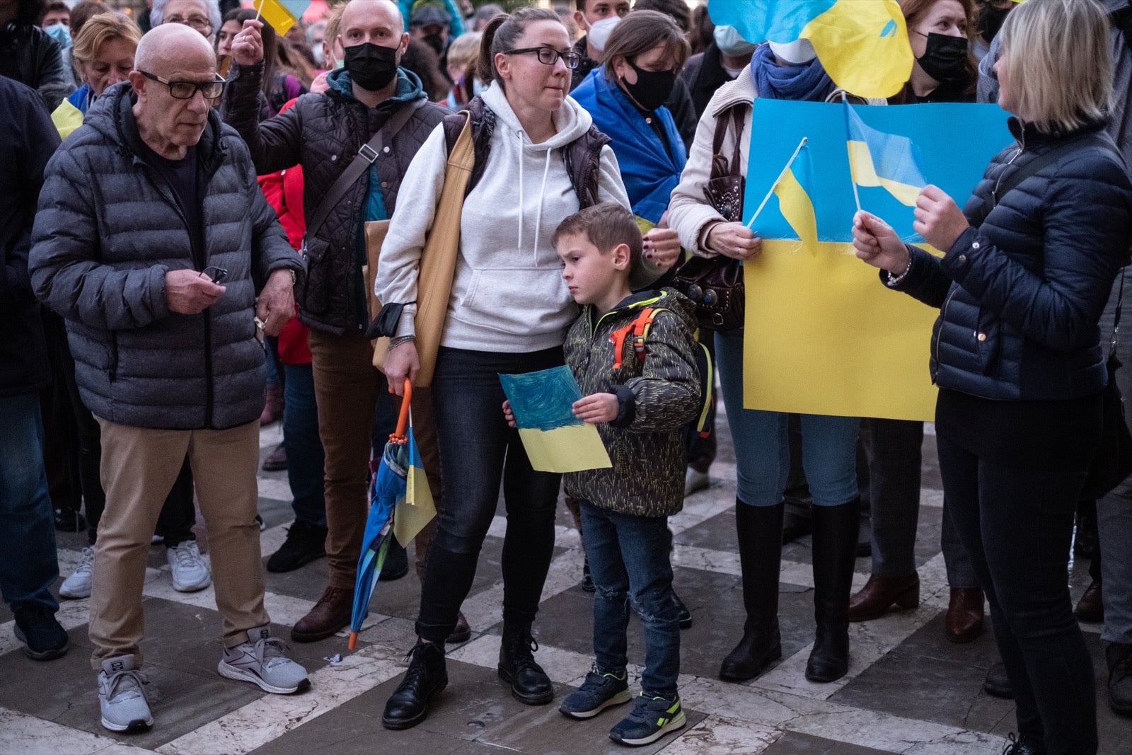 Numerosos ucranianos y también vecinos de la capital se han dado cita en la tarde de este viernes para gritar contra la invasión de Putin