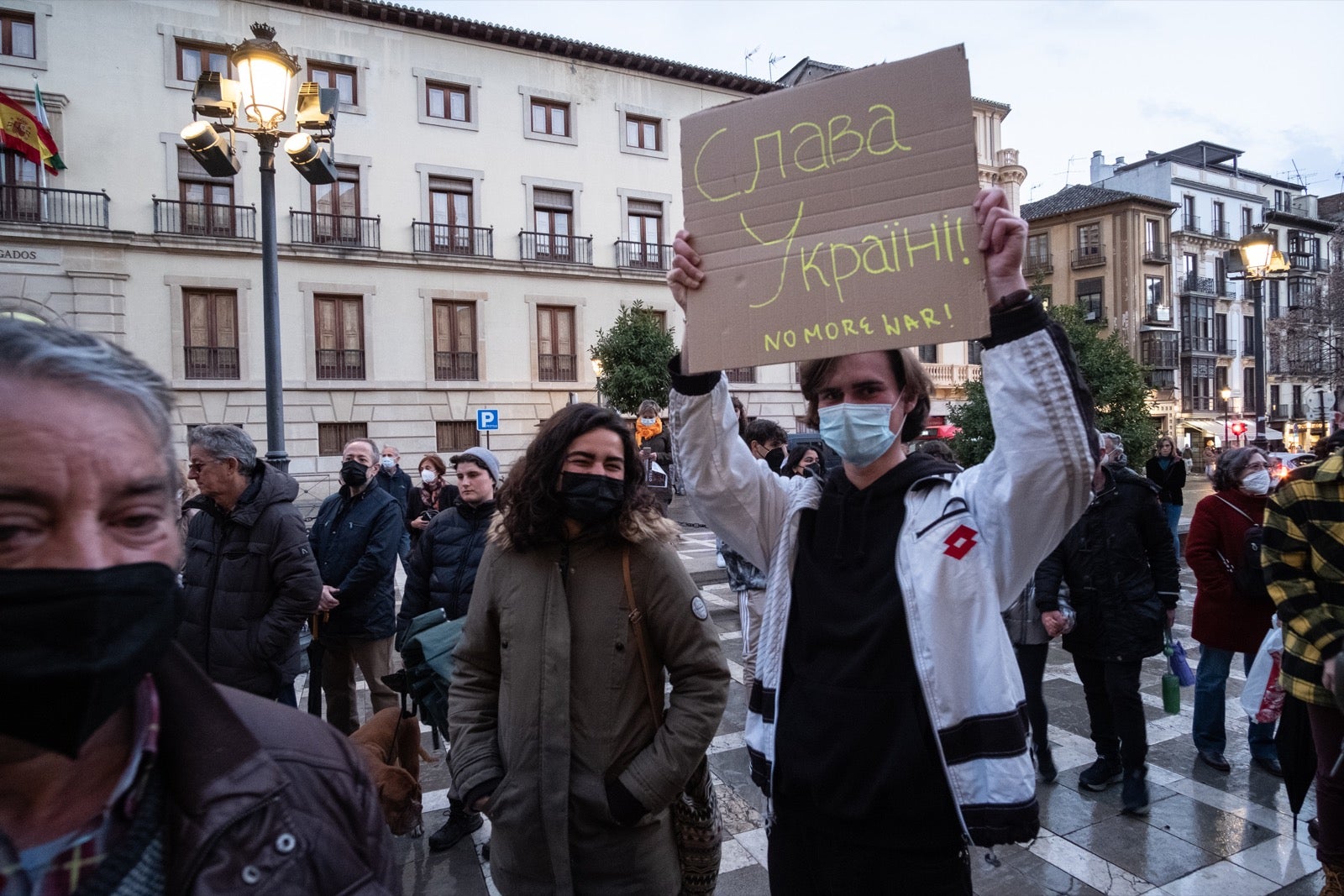 Numerosos ucranianos y también vecinos de la capital se han dado cita en la tarde de este viernes para gritar contra la invasión de Putin