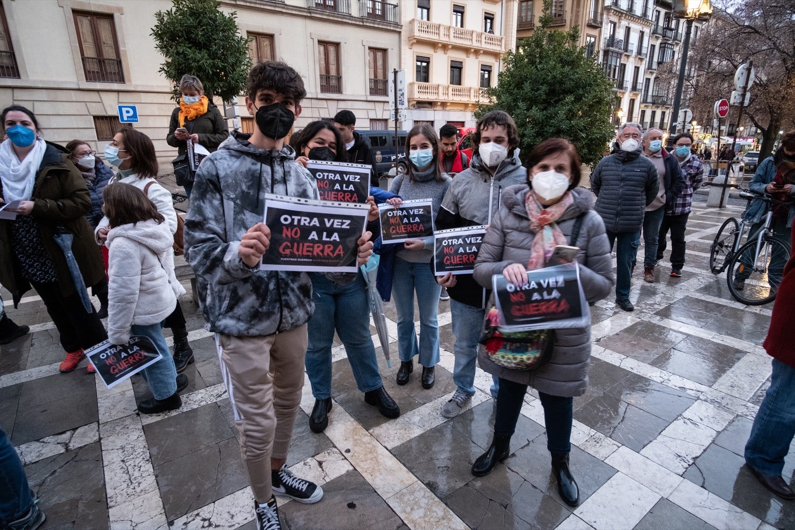 Numerosos ucranianos y también vecinos de la capital se han dado cita en la tarde de este viernes para gritar contra la invasión de Putin