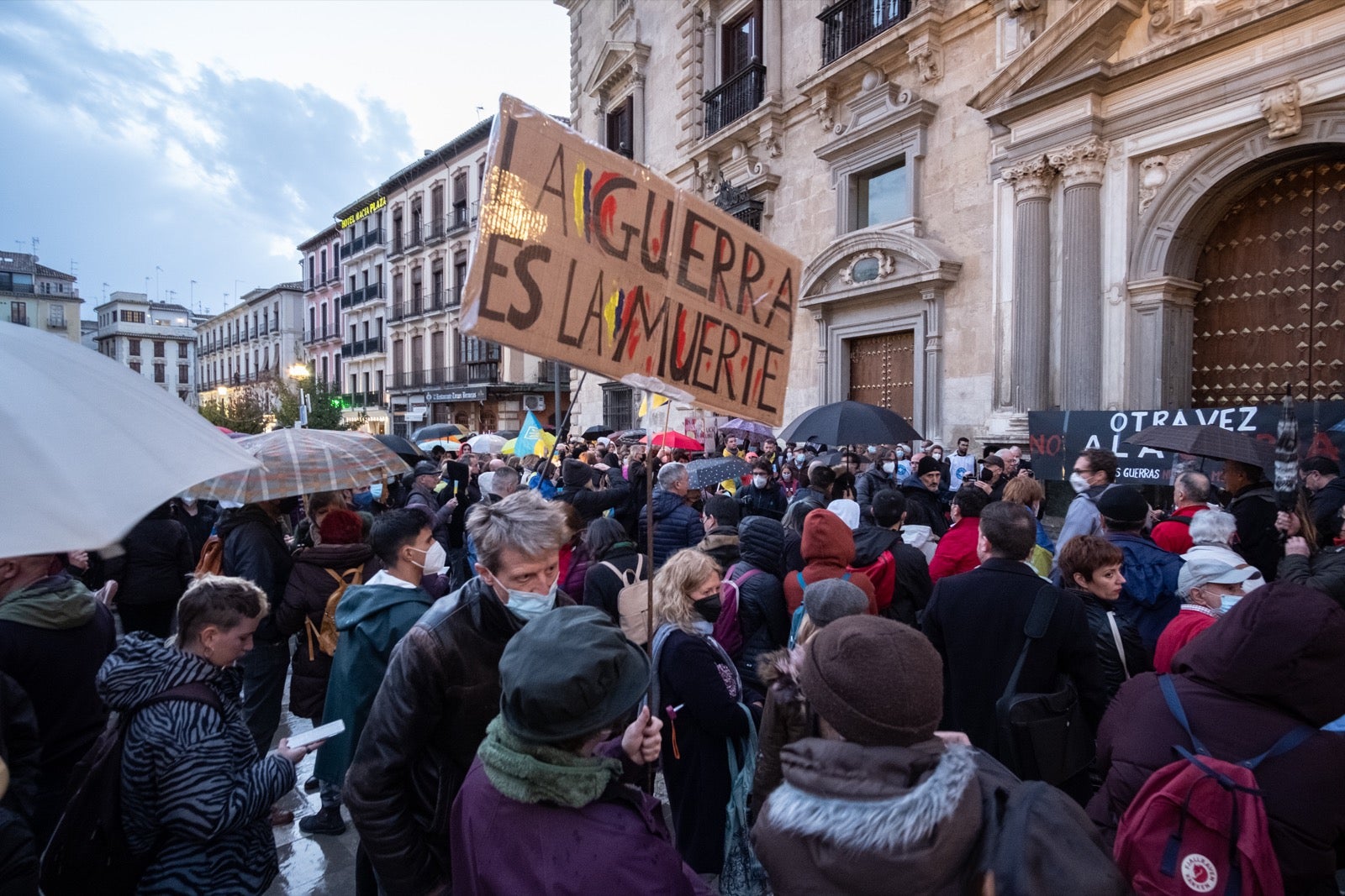 Numerosos ucranianos y también vecinos de la capital se han dado cita en la tarde de este viernes para gritar contra la invasión de Putin
