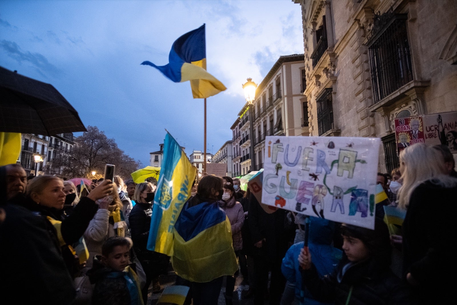 Numerosos ucranianos y también vecinos de la capital se han dado cita en la tarde de este viernes para gritar contra la invasión de Putin