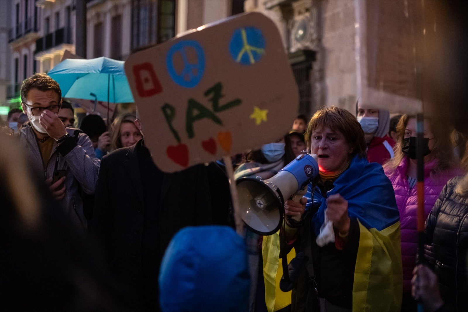 Numerosos ucranianos y también vecinos de la capital se han dado cita en la tarde de este viernes para gritar contra la invasión de Putin