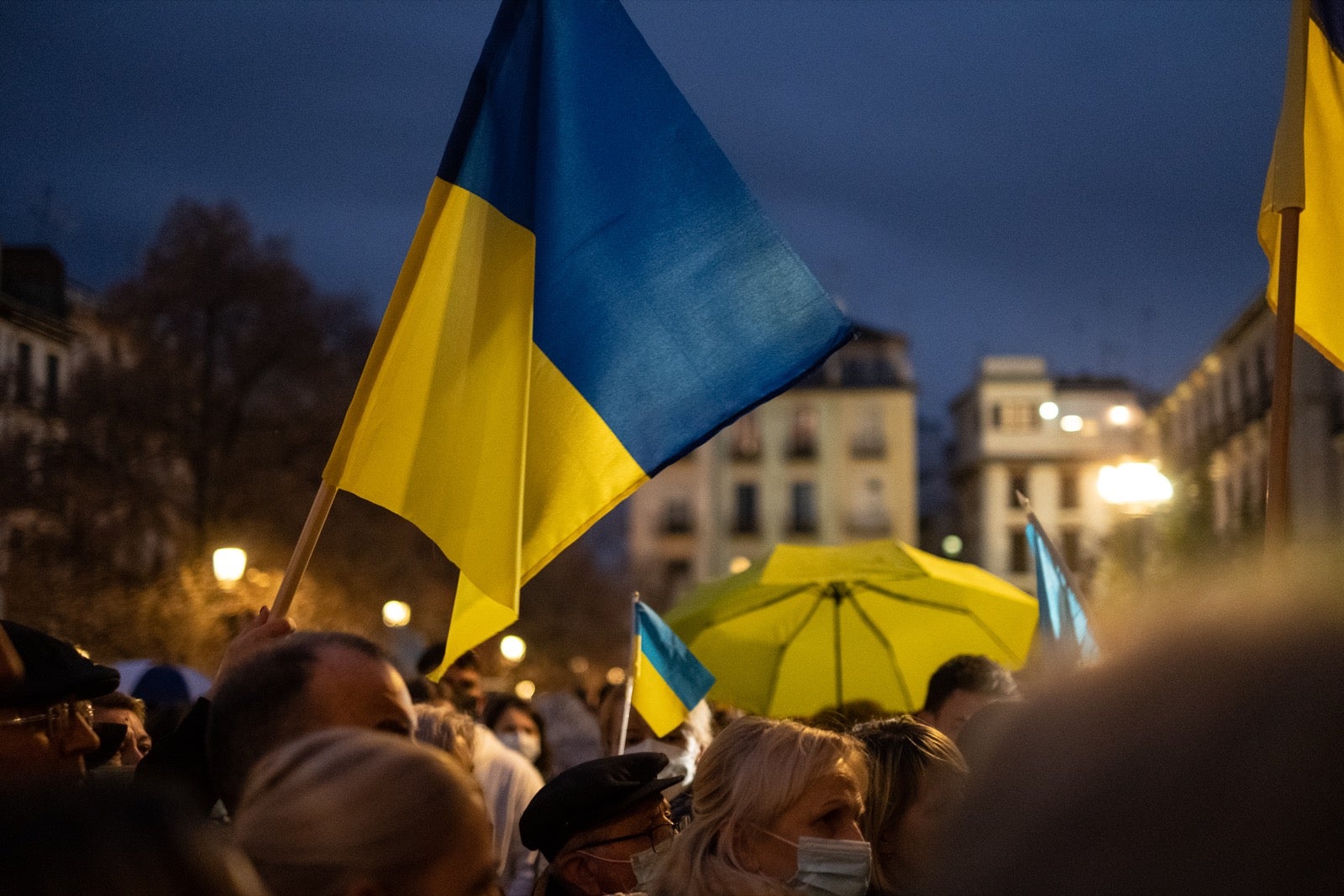 Numerosos ucranianos y también vecinos de la capital se han dado cita en la tarde de este viernes para gritar contra la invasión de Putin