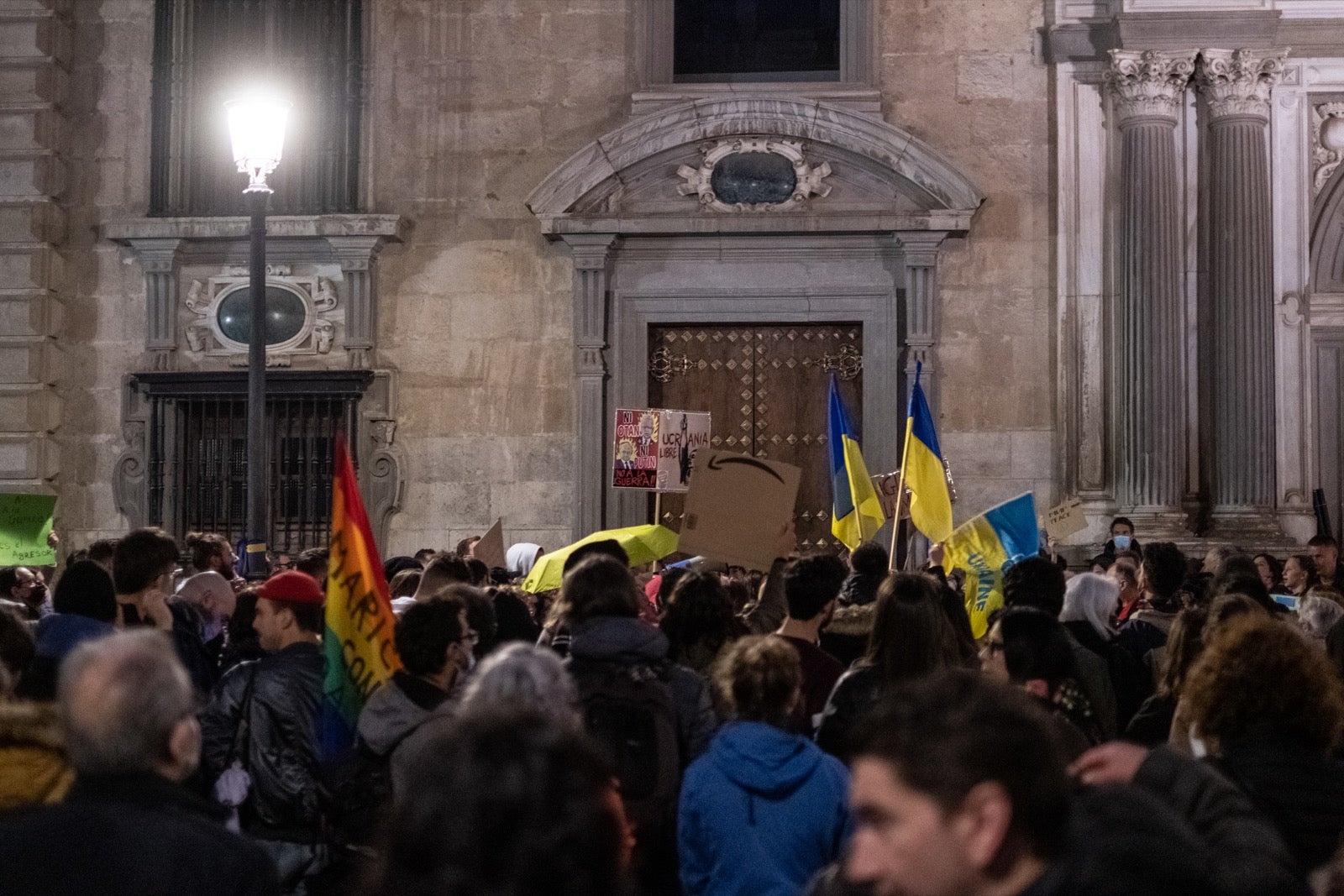 Numerosos ucranianos y también vecinos de la capital se han dado cita en la tarde de este viernes para gritar contra la invasión de Putin