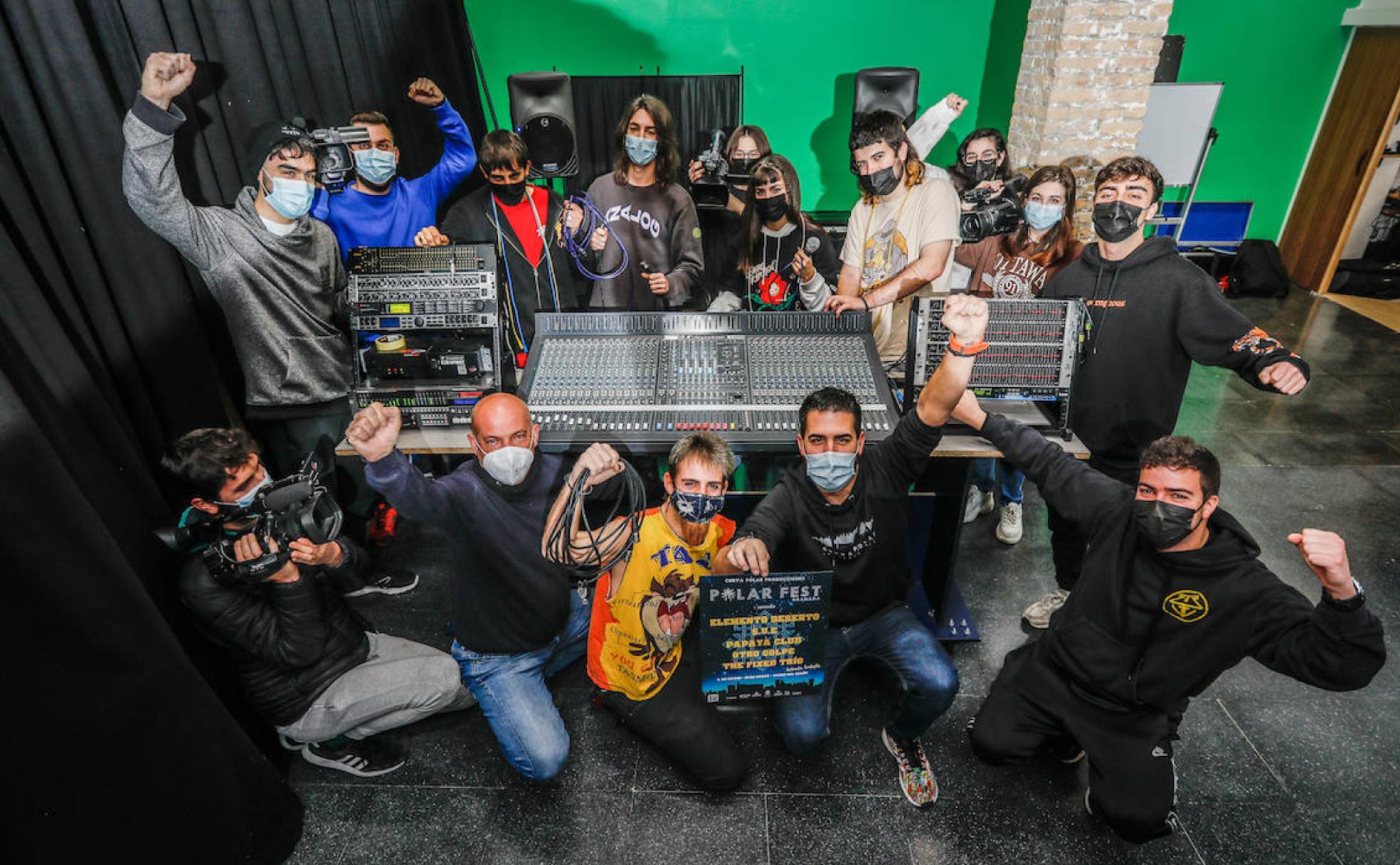 Alumnos y profesores celebran el Polar Fest en una de las aulas de la escuela. 