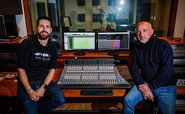 Pedro Sáez Y Pepe Ruiz, en una de las salas de edición de Curva Polar. 