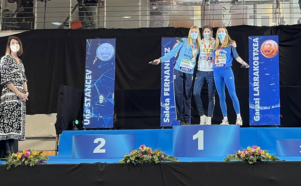 Una Stancev comparte el podio con sus rivales ante la mirada de Ruth Beitia. 