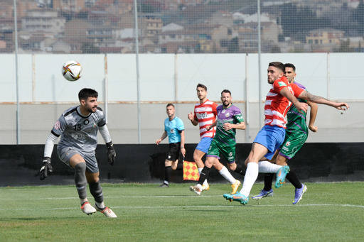 Camarda, en primer plano tras golpear el balón, se estrenó como goleador rojiblanco la pasada jornada. 