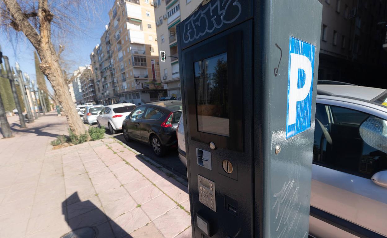 Parquímetro en la calle Arabial, una de las que tendrán zona azul.