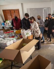 Imagen secundaria 2 - Los voluntarios trabajan y agradecen la colaboración.