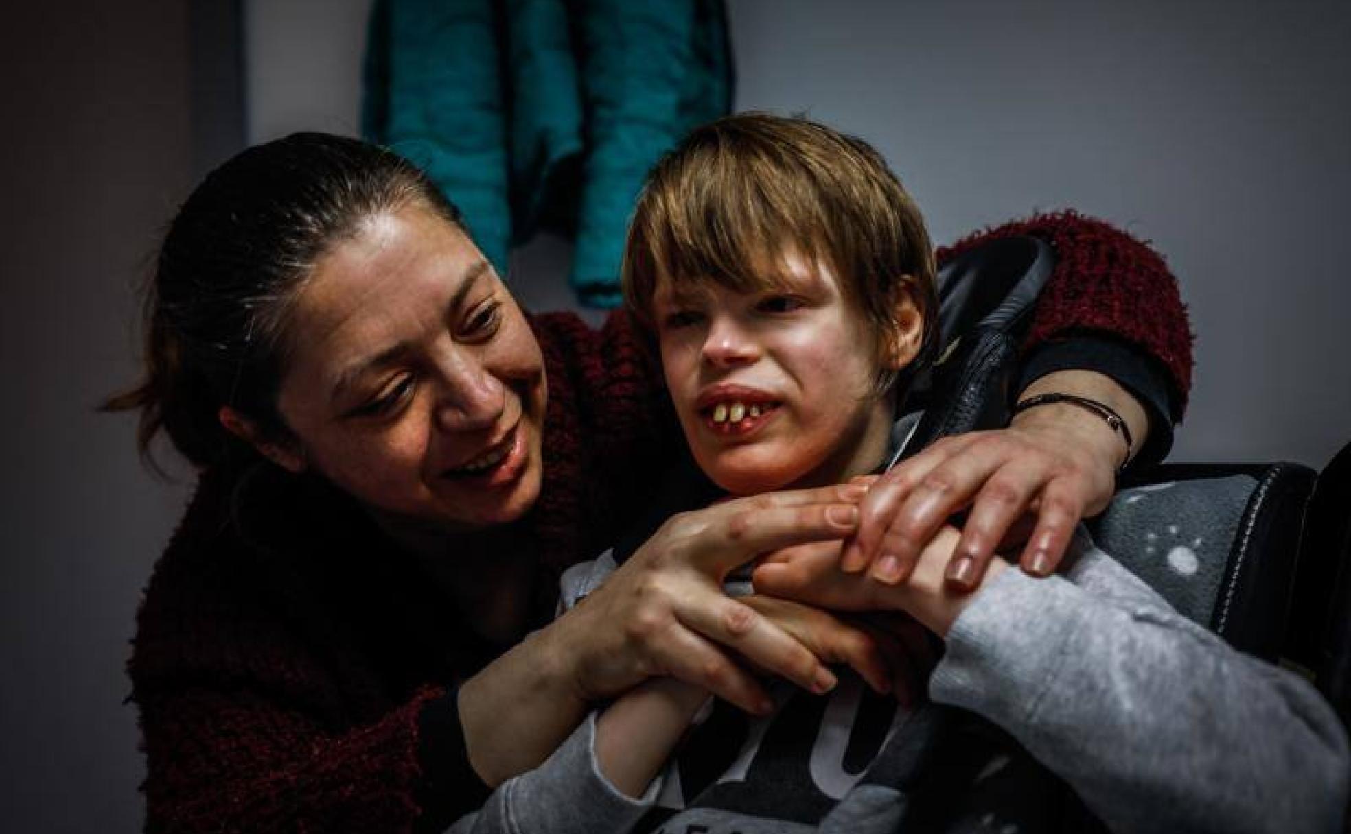 Lola junto a su hijo José María, que padece una enfermedad minoritaria. 