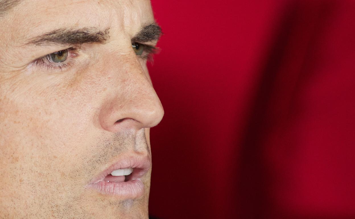 Robert Moreno, en primer plano, antes del inicio del partido. 