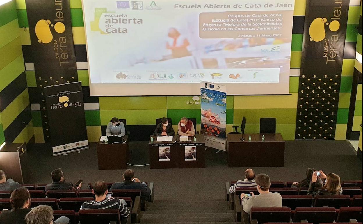 La delegada territorial de Agricultura, Soledad Aranda, en la presentación en Geolit.