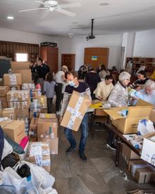 Imagen secundaria 2 - Casa Valentina ha abierto las puertas de su cafetería para recibir alimentos, medicina y ropa. En el salón parroquial del Zaidín la actividad es incesante.