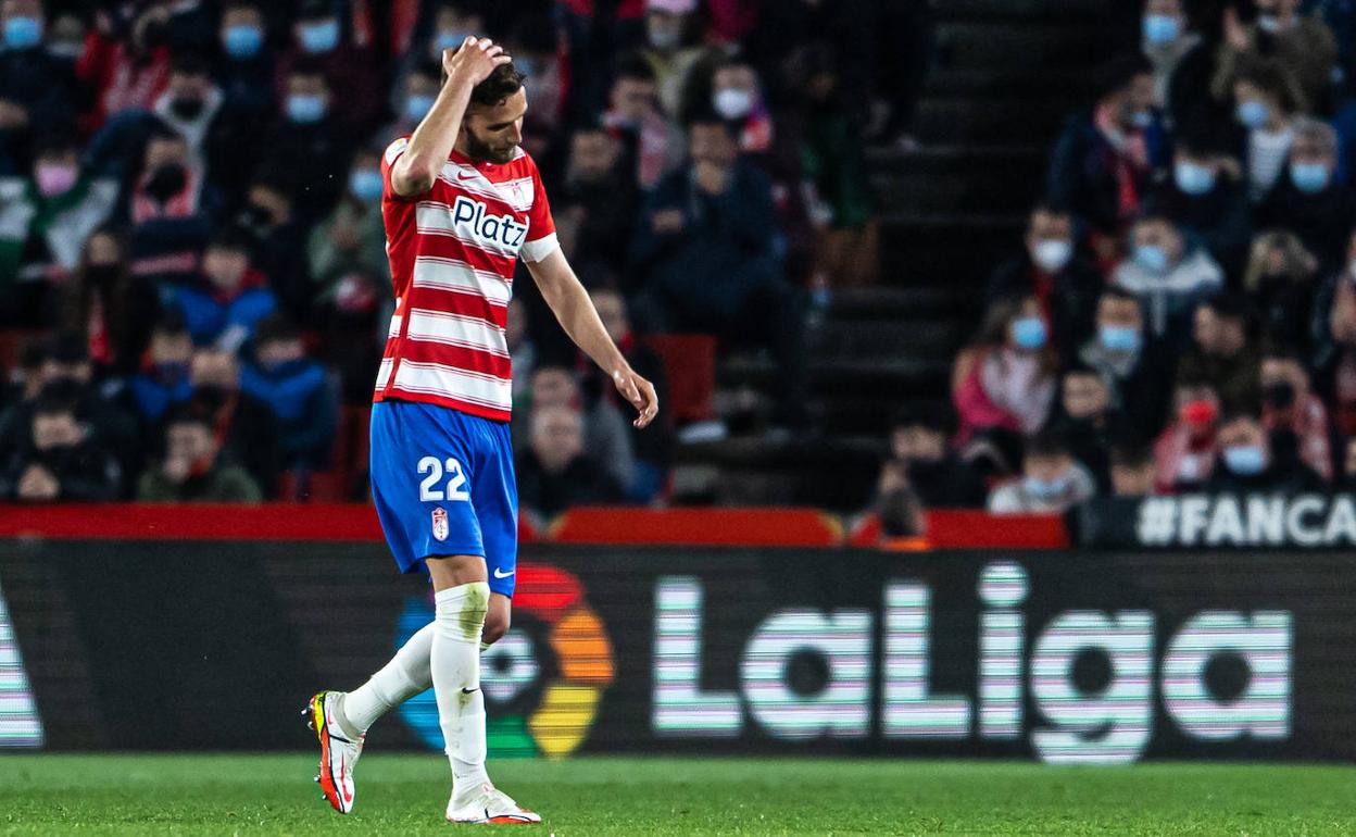 Domingos Duarte abandona el campo tras ser expulsado en el partido contra el Cádiz.