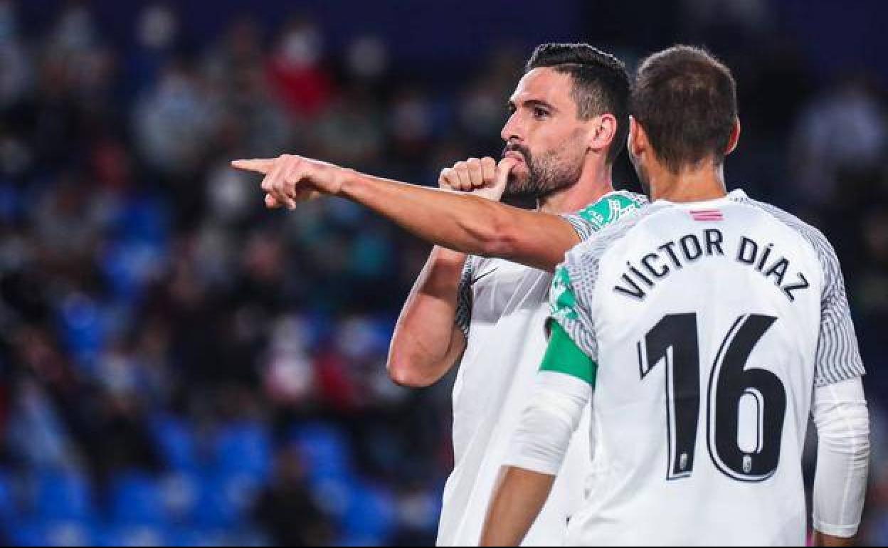 Puertas celebra junto a Víctor Díaz el tercer gol del Granada en aquel partido. 