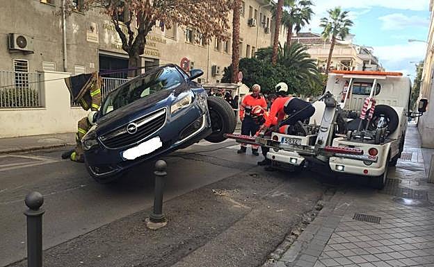 Sufre un accidente tras desvanecerse cuando conducía en la calle Rector Argüeta de Granada