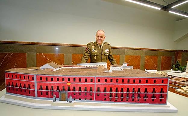 el teniente general Jerónimo de Gregorio y Monmeneu, ante la maqueta de la sede del Madoc.