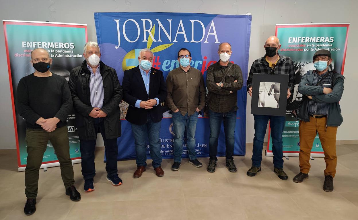 Los miembros del jurado posan con la fotografía ganadora, de Isabel Jiménez.