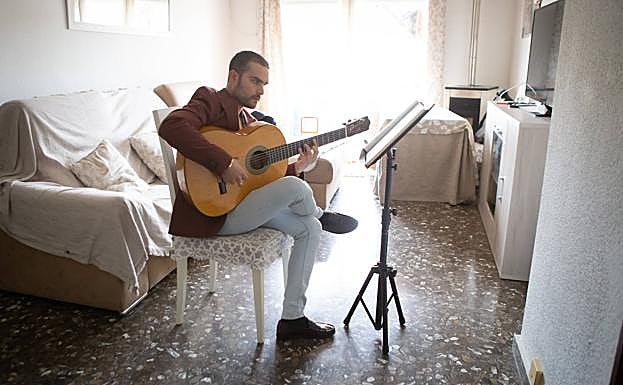 Imagen principal - José Fermín Fernández está afincado en Iznalloz. 