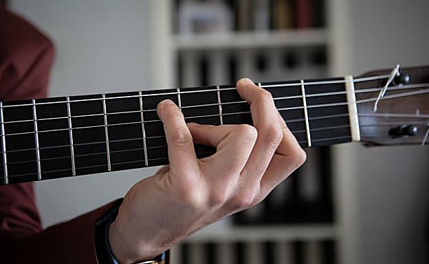 José Fermín empezó como guitarrista profesional a los veinte años. 