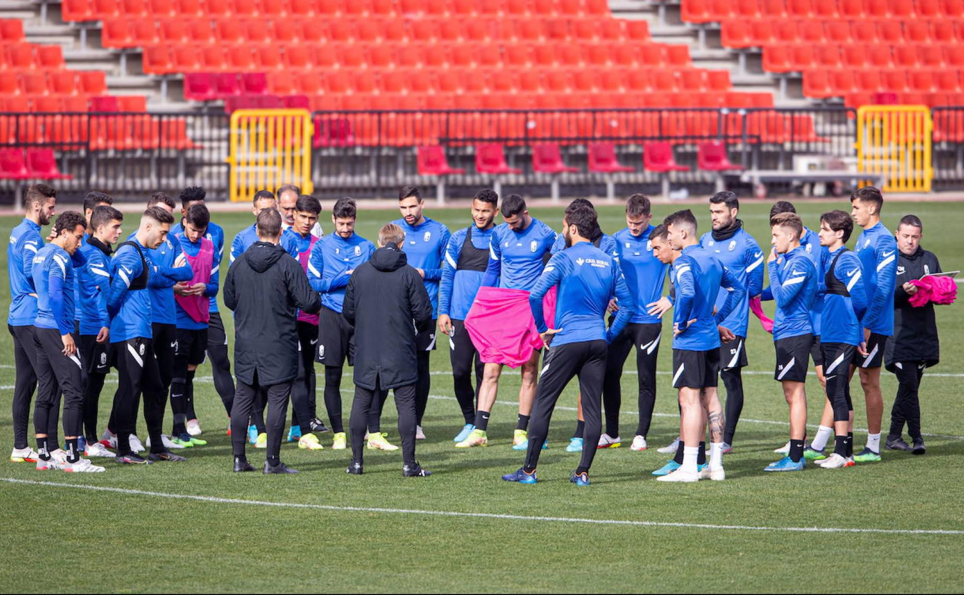 Robert Moreno reúne a su plantilla en el centro del campo durante un entrenamiento anterior en Los Cármenes.