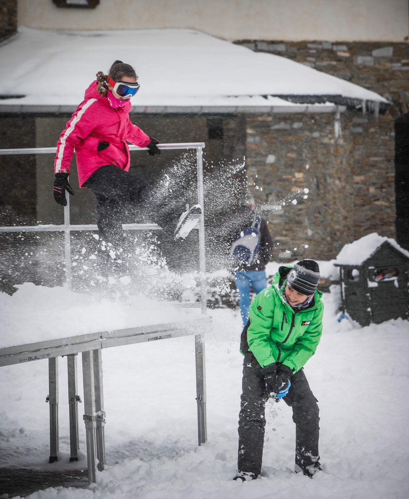 La copiosa nevada en la estación ha dejado estampas muy invernales y esperadas