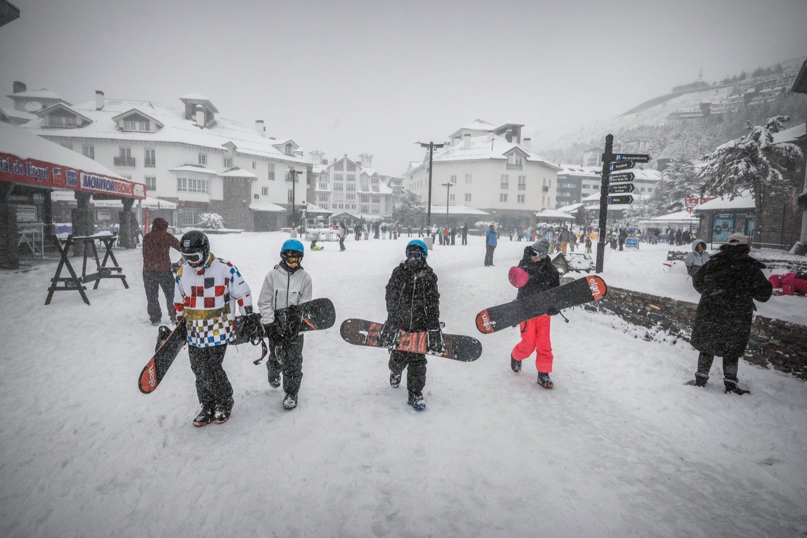 La copiosa nevada en la estación ha dejado estampas muy invernales y esperadas