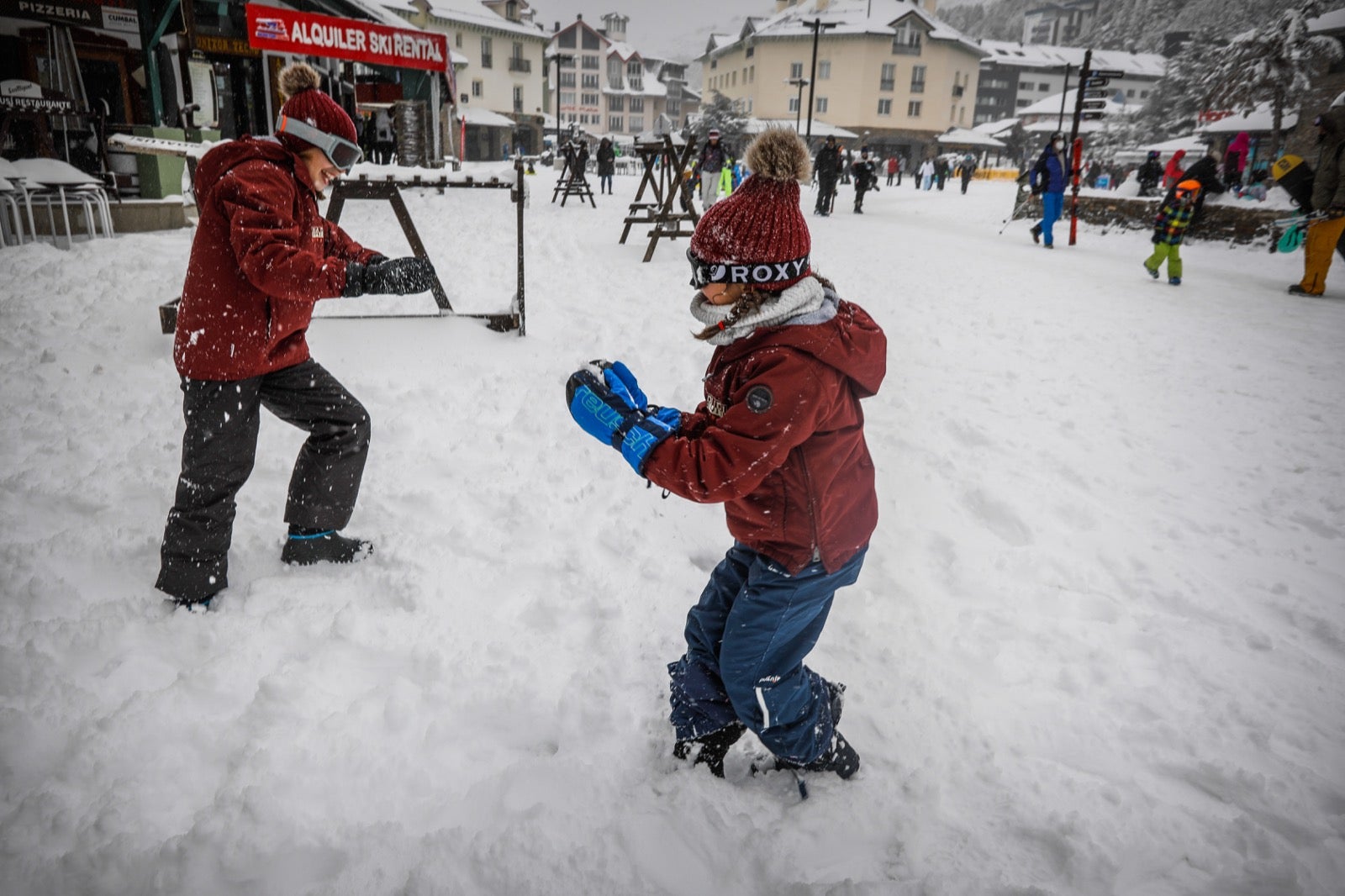 La copiosa nevada en la estación ha dejado estampas muy invernales y esperadas