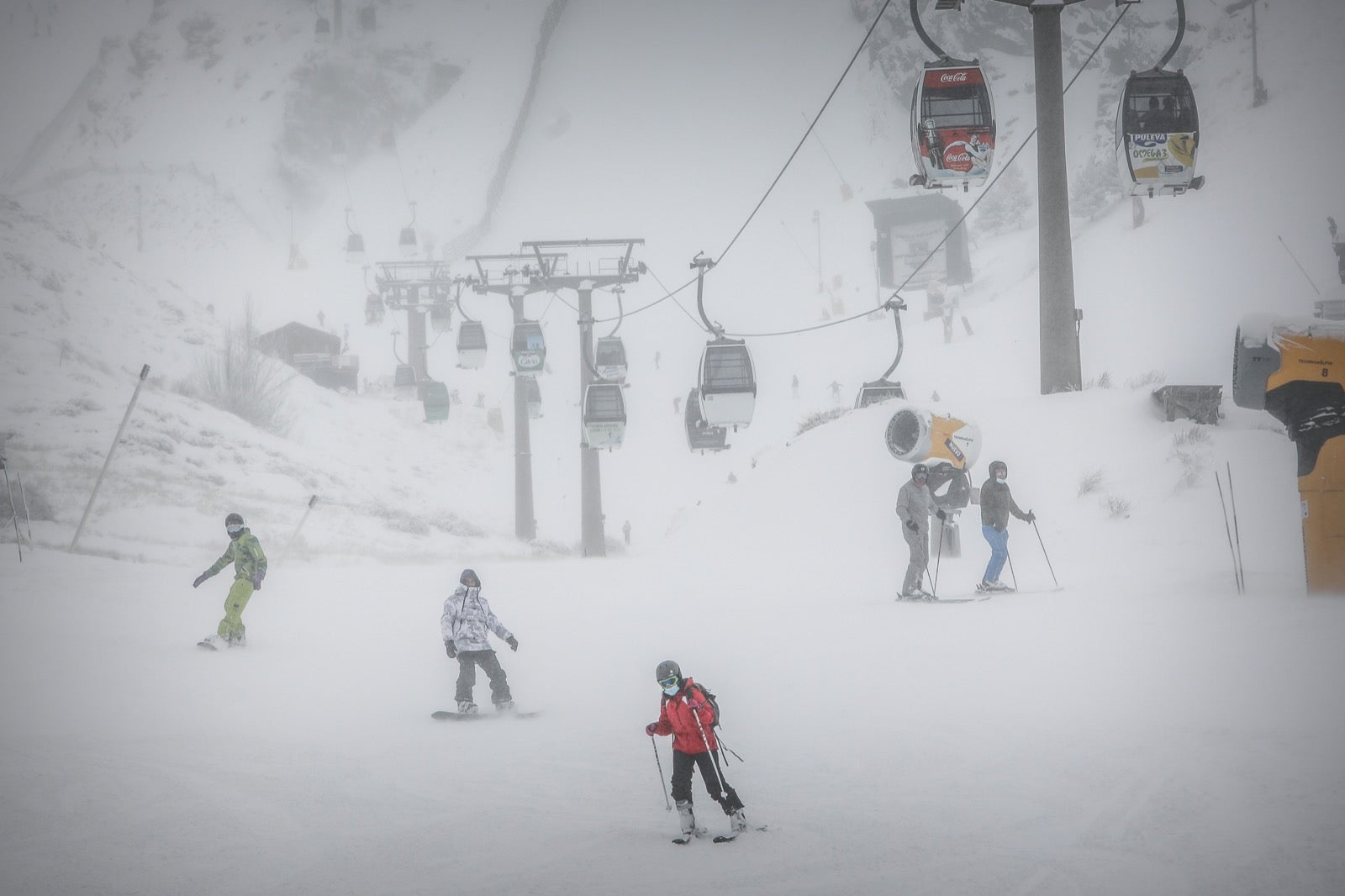 La copiosa nevada en la estación ha dejado estampas muy invernales y esperadas