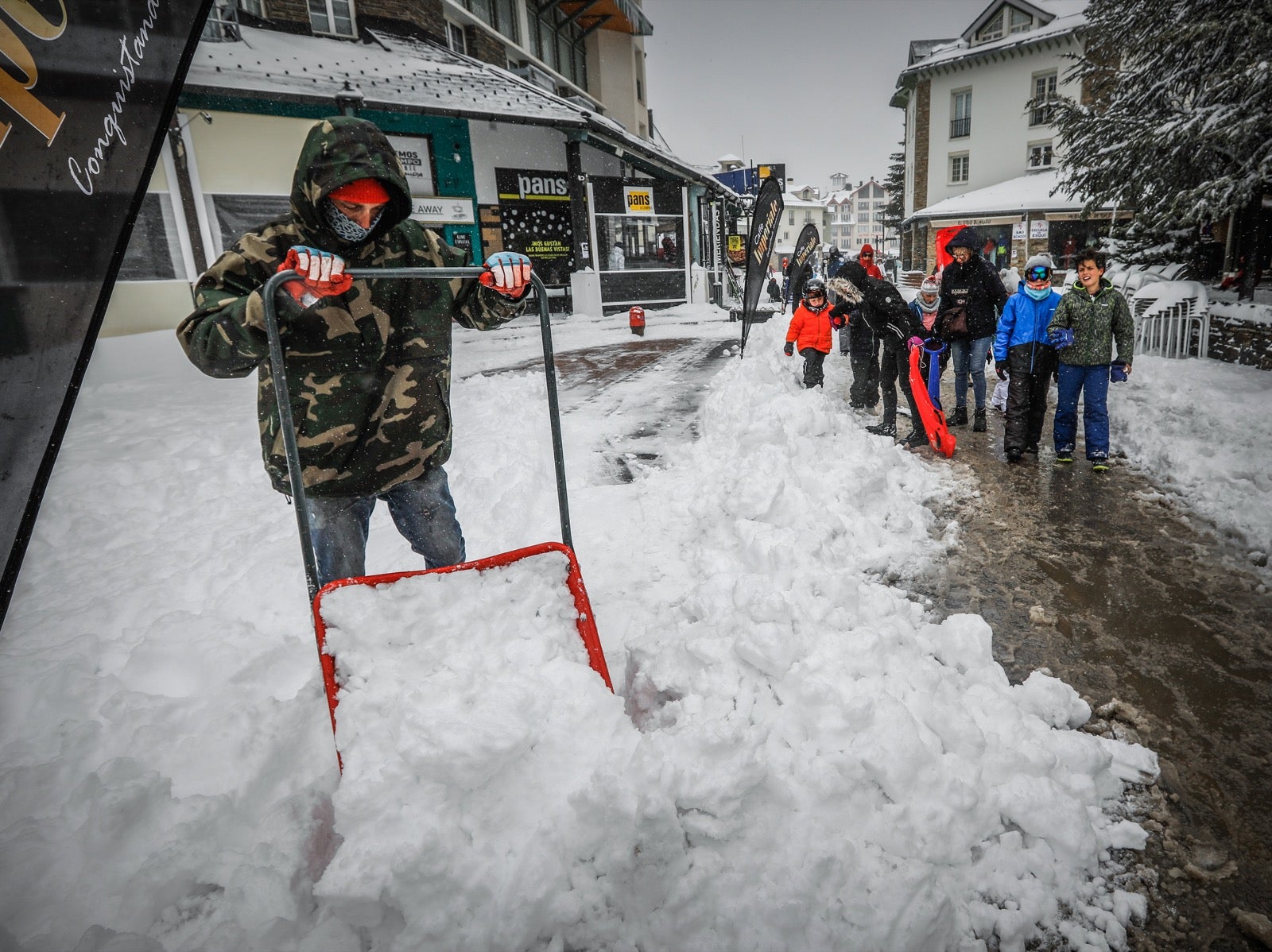 La copiosa nevada en la estación ha dejado estampas muy invernales y esperadas