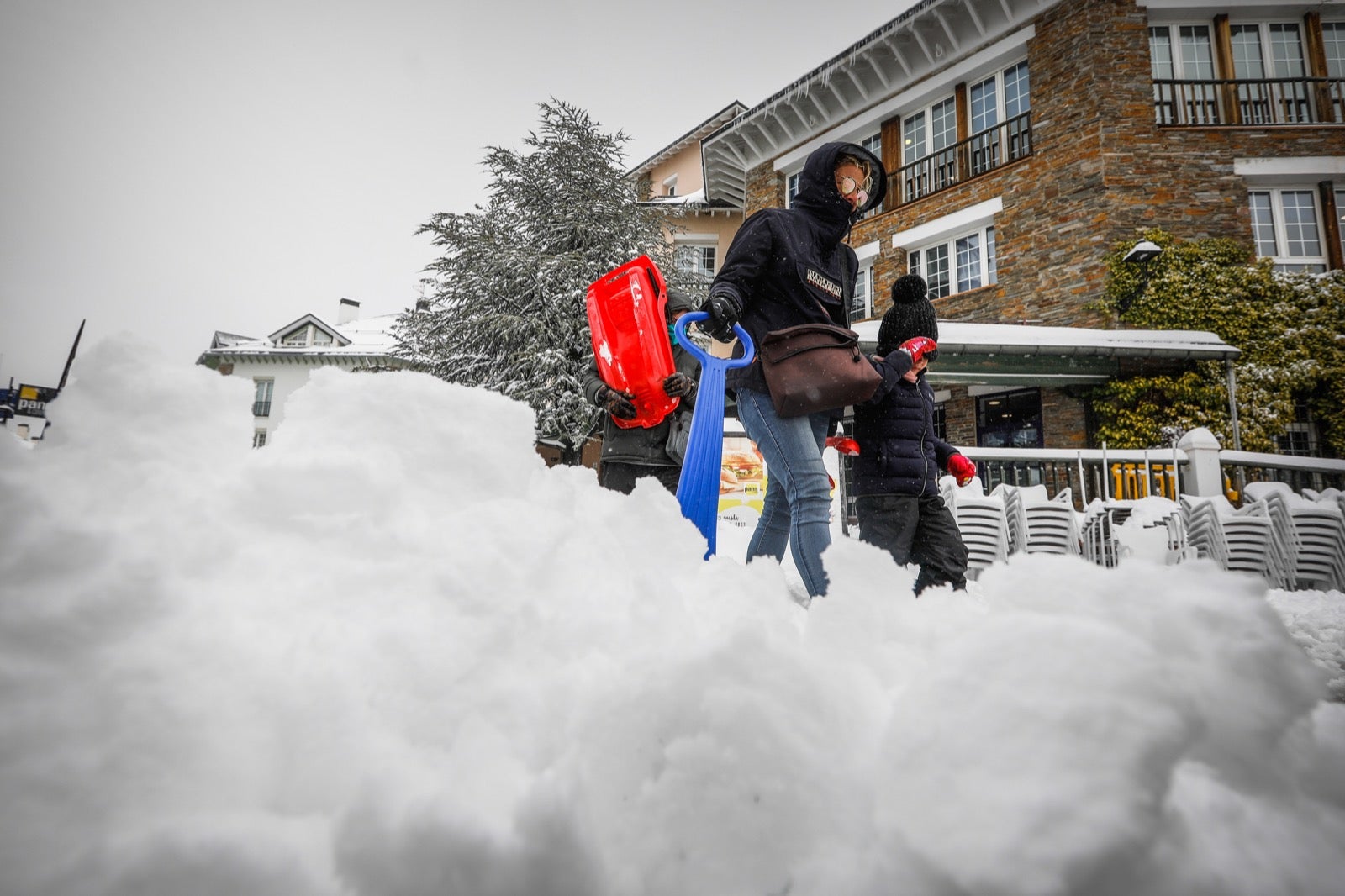 La copiosa nevada en la estación ha dejado estampas muy invernales y esperadas