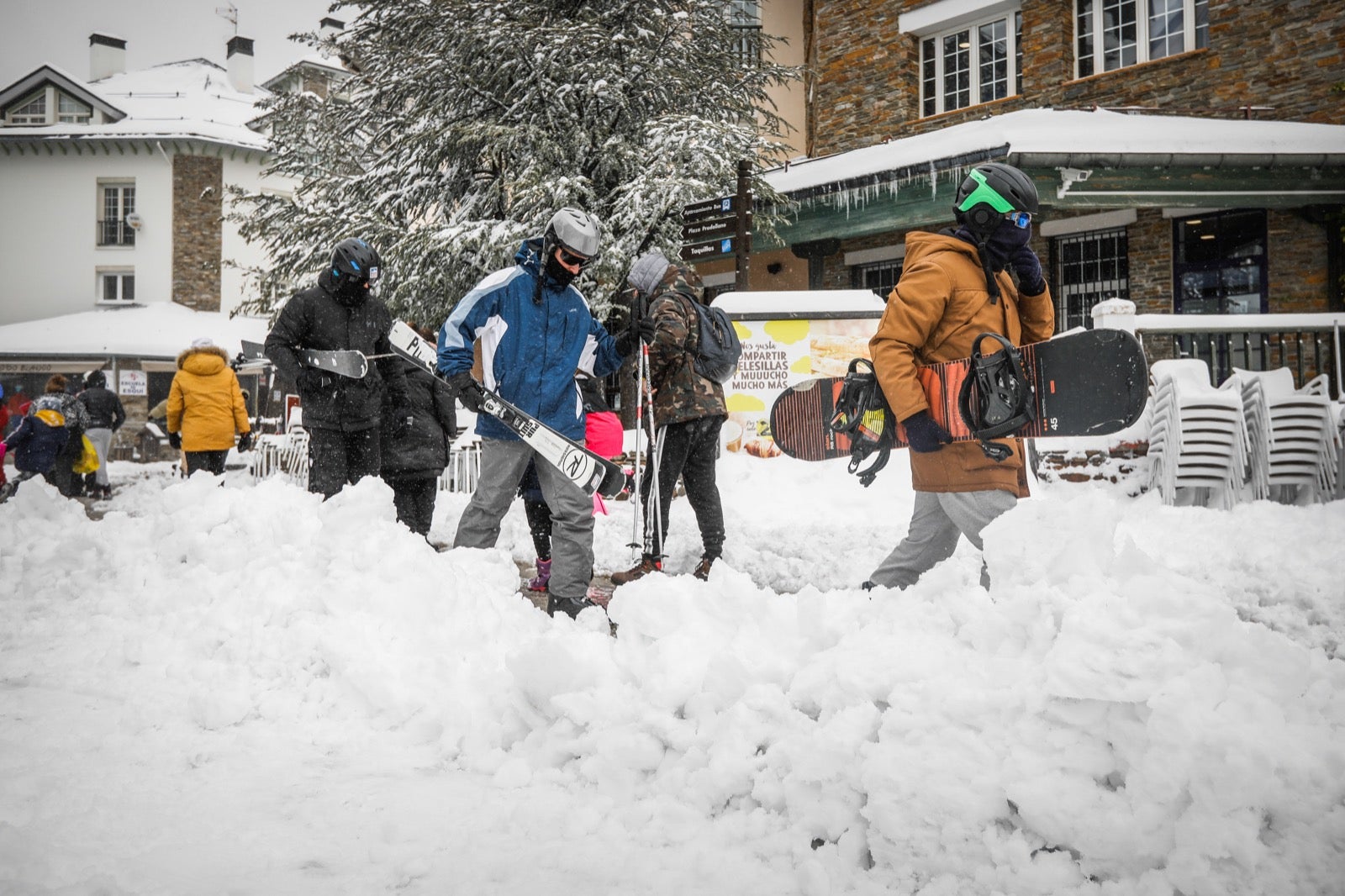La copiosa nevada en la estación ha dejado estampas muy invernales y esperadas